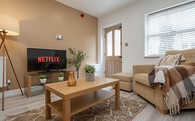 Cosy Central Apartment - Free Nearby Parking